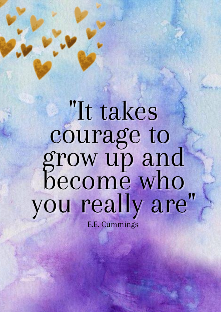 Een afbeelding met paars-blauwe waterverf achtergrond en gouden hartjes met de tekst: "It takes courage to grow up and become who you really are." De tekst is een citaat van E.E. Cummings.