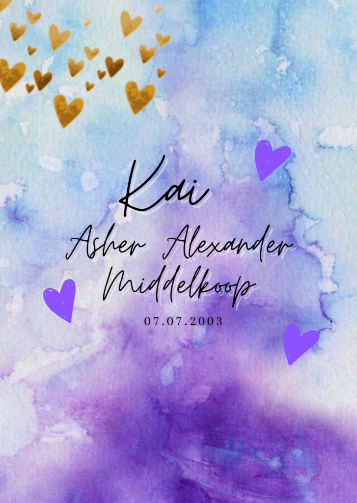 Een afbeelding met een paars-blauwe waterverf achtergrond en gouden hartjes met de tekst: Kai Asher Alexander Middelkoop 7 juli 2003.